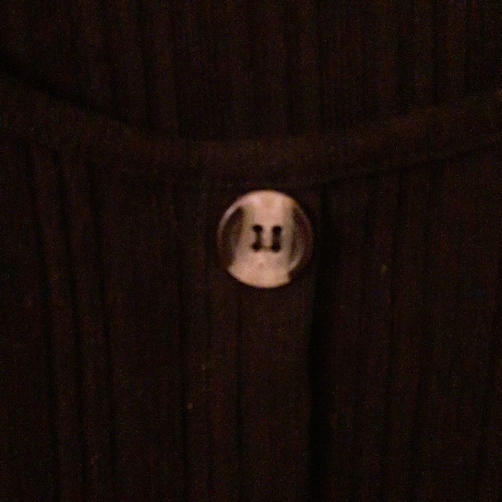 Top with buttons - Picture 3 of 3